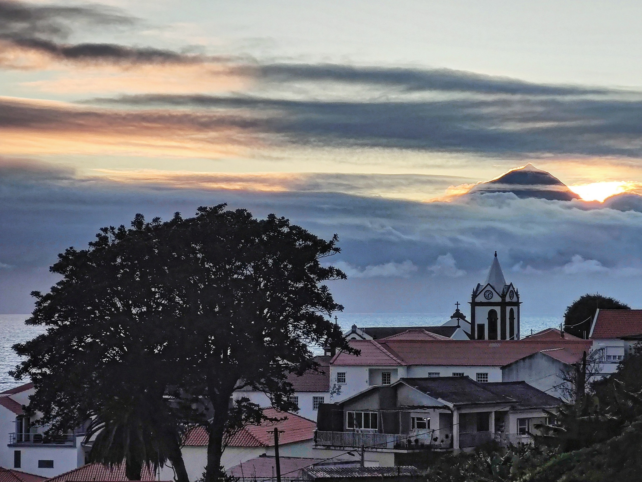 A Vista Jorgense para o Pico -» Calheta, Ilha de São Jorge