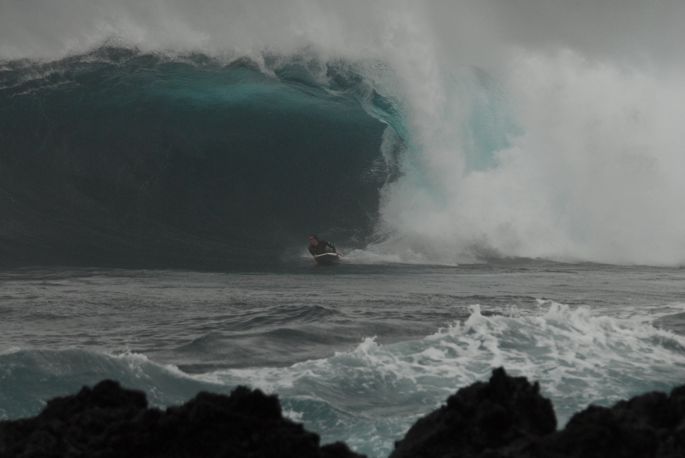 Autor numa onda pouco explorada na Costa Norte da Ilha Terceira, 2012. 
Fotografia: Paulo Melo