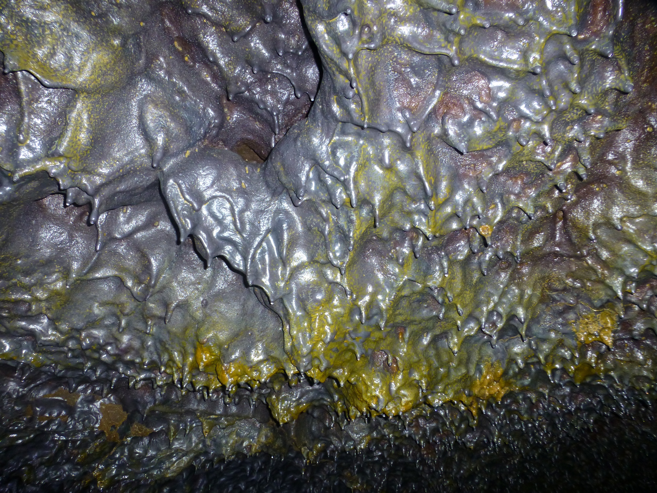 Estalactites de Lava 
©gruta do carvão
