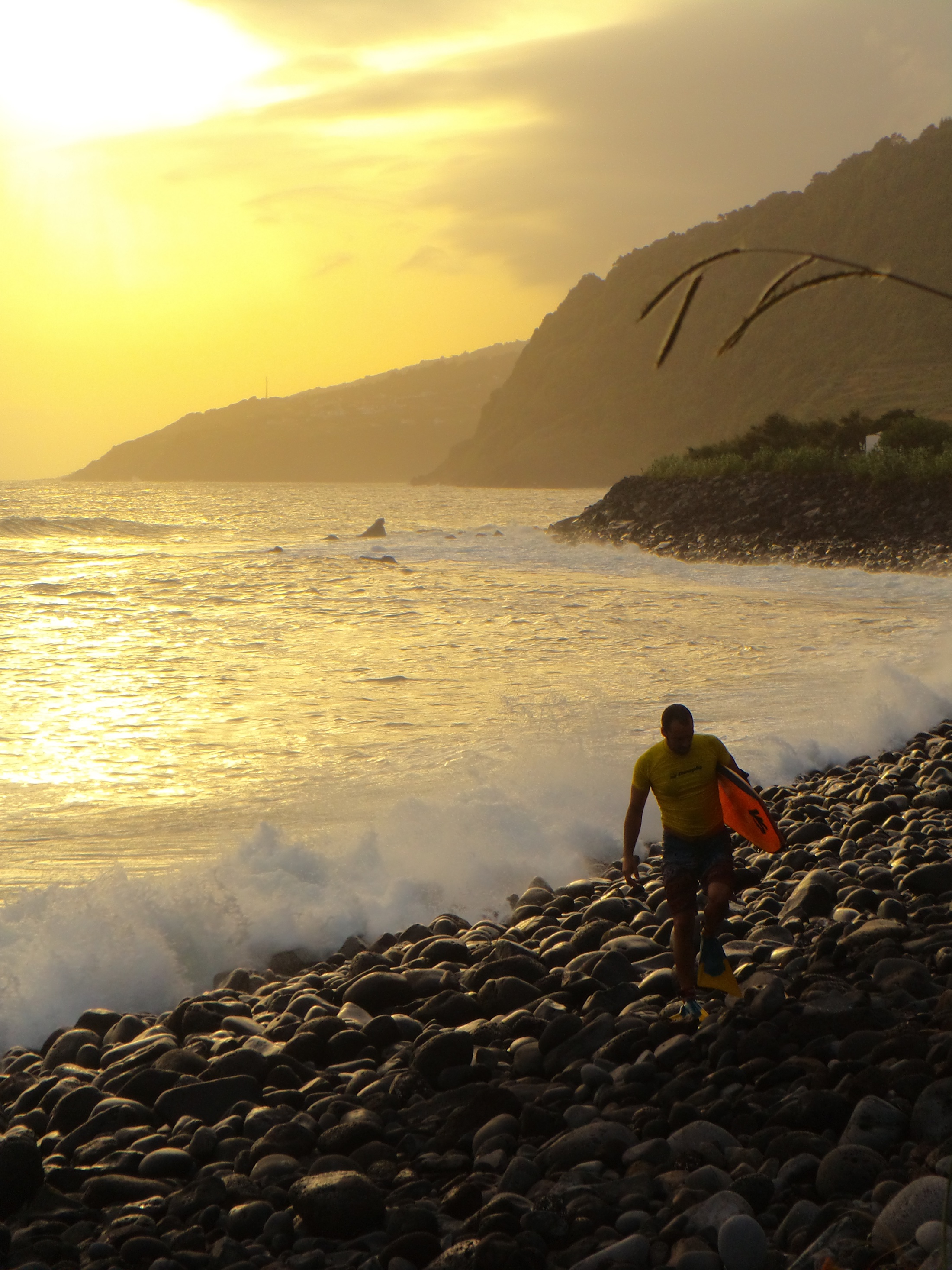 Saída de água num “rolo” de uma fajã paradisíaca, em fim de tarde, na ilha de São Jorge. 
Fotografia: Vera Andrade