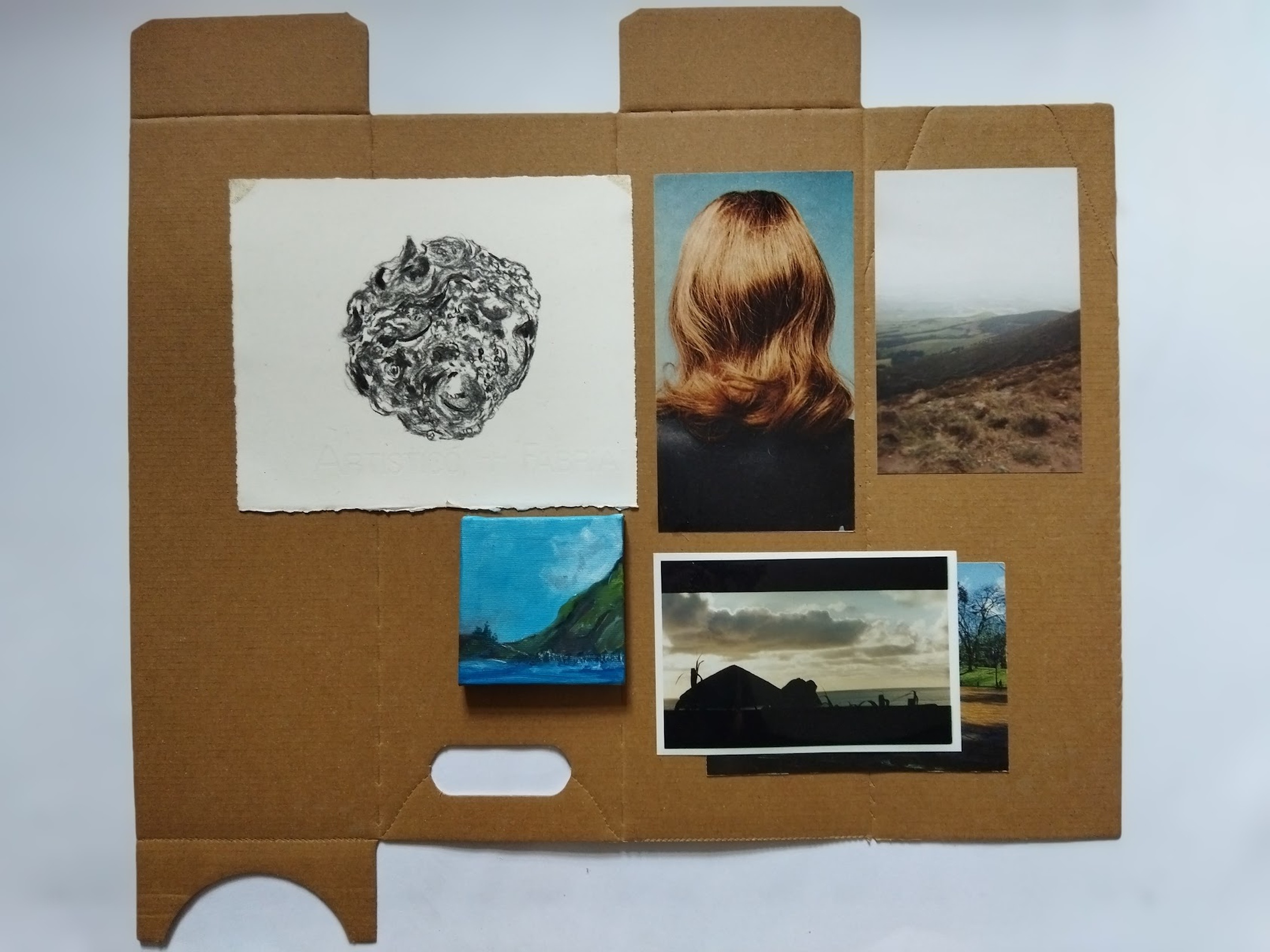 2021 – colagem ( papel de revista, postal, fotografia, desenho a carvão e pintura sobre tela) sobre dossiê de cartão aberto.